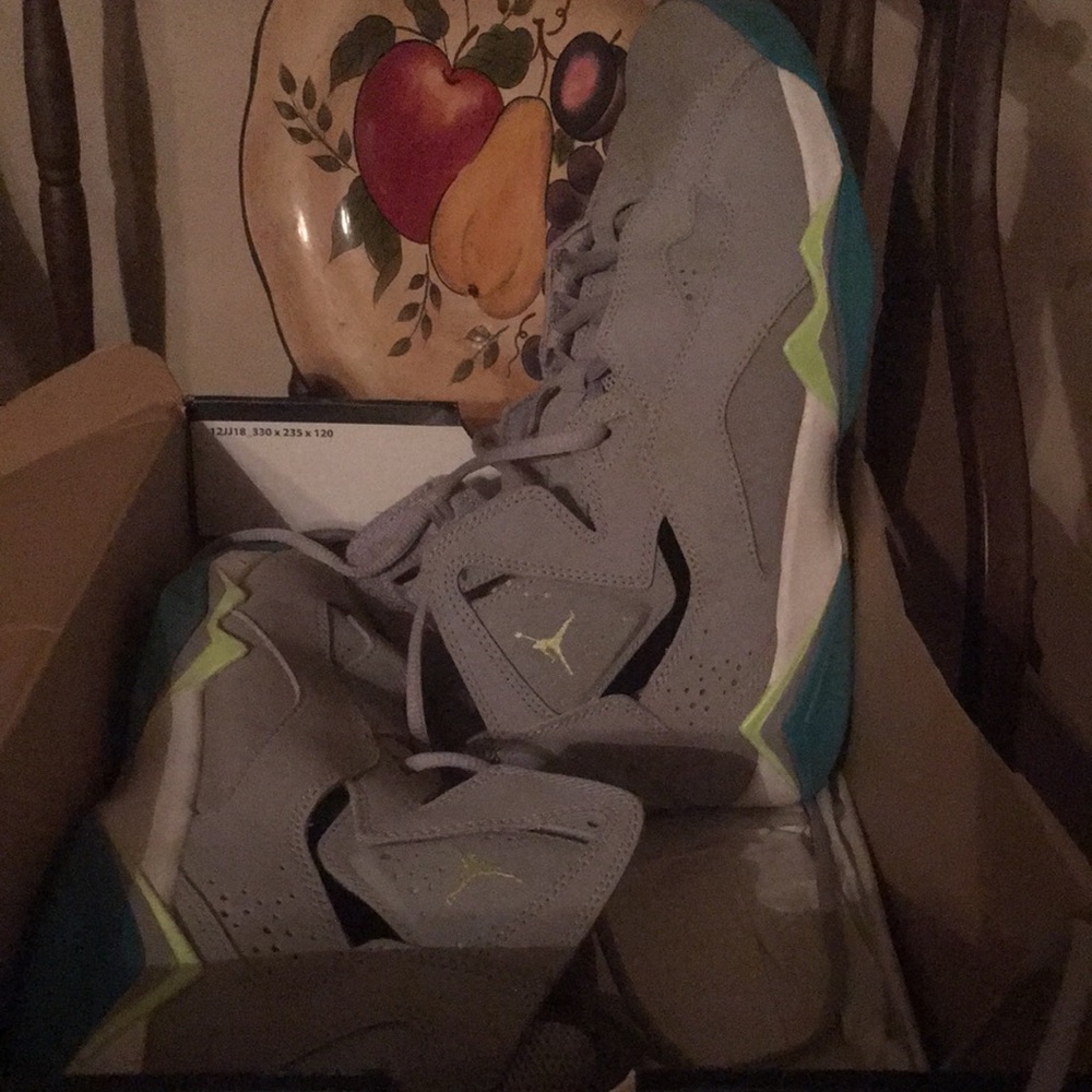 Jordan true size 7y worn once - Picture 2 of 3